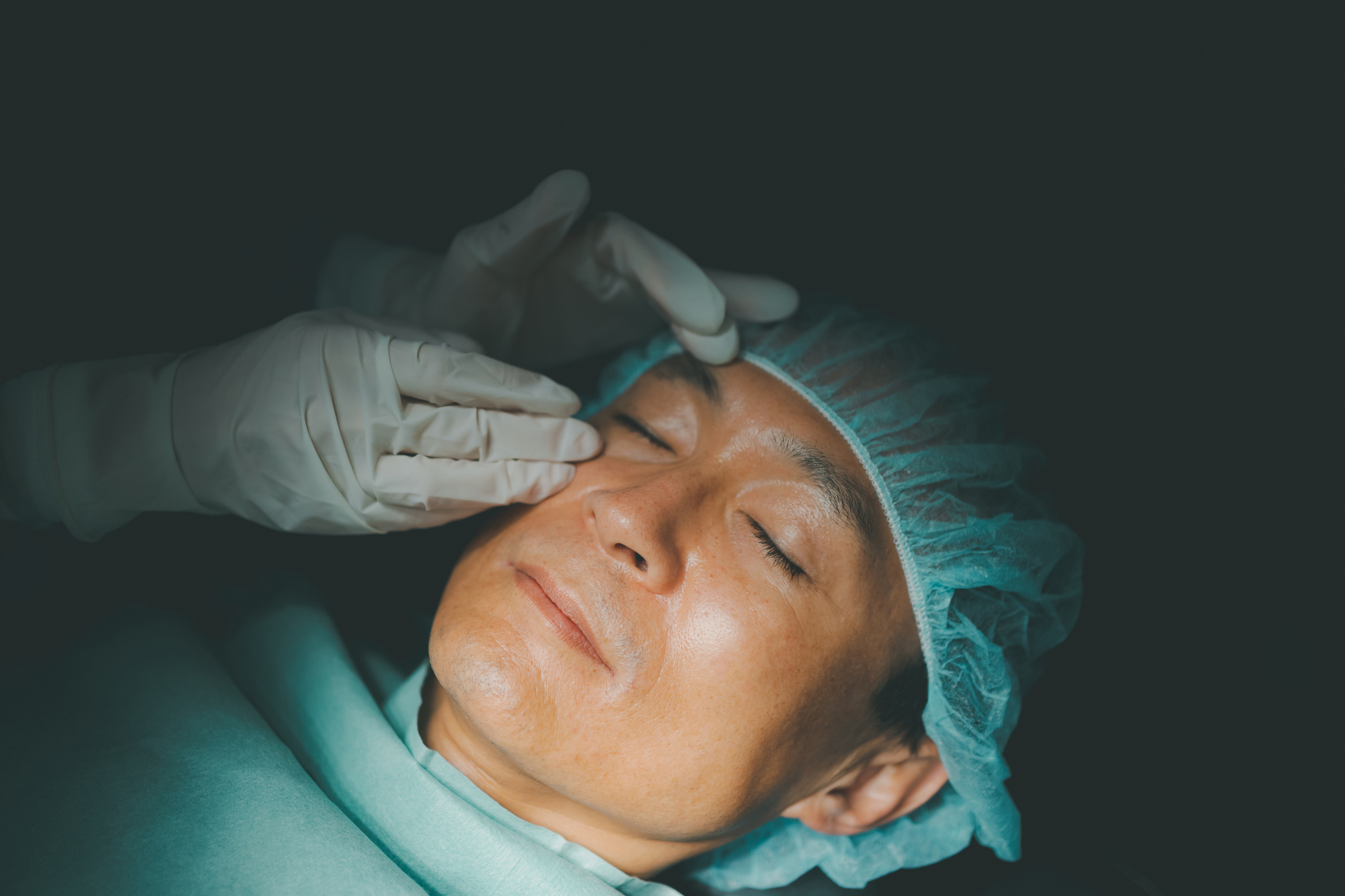 手術器具の挿入（3箇所の小さな切開）